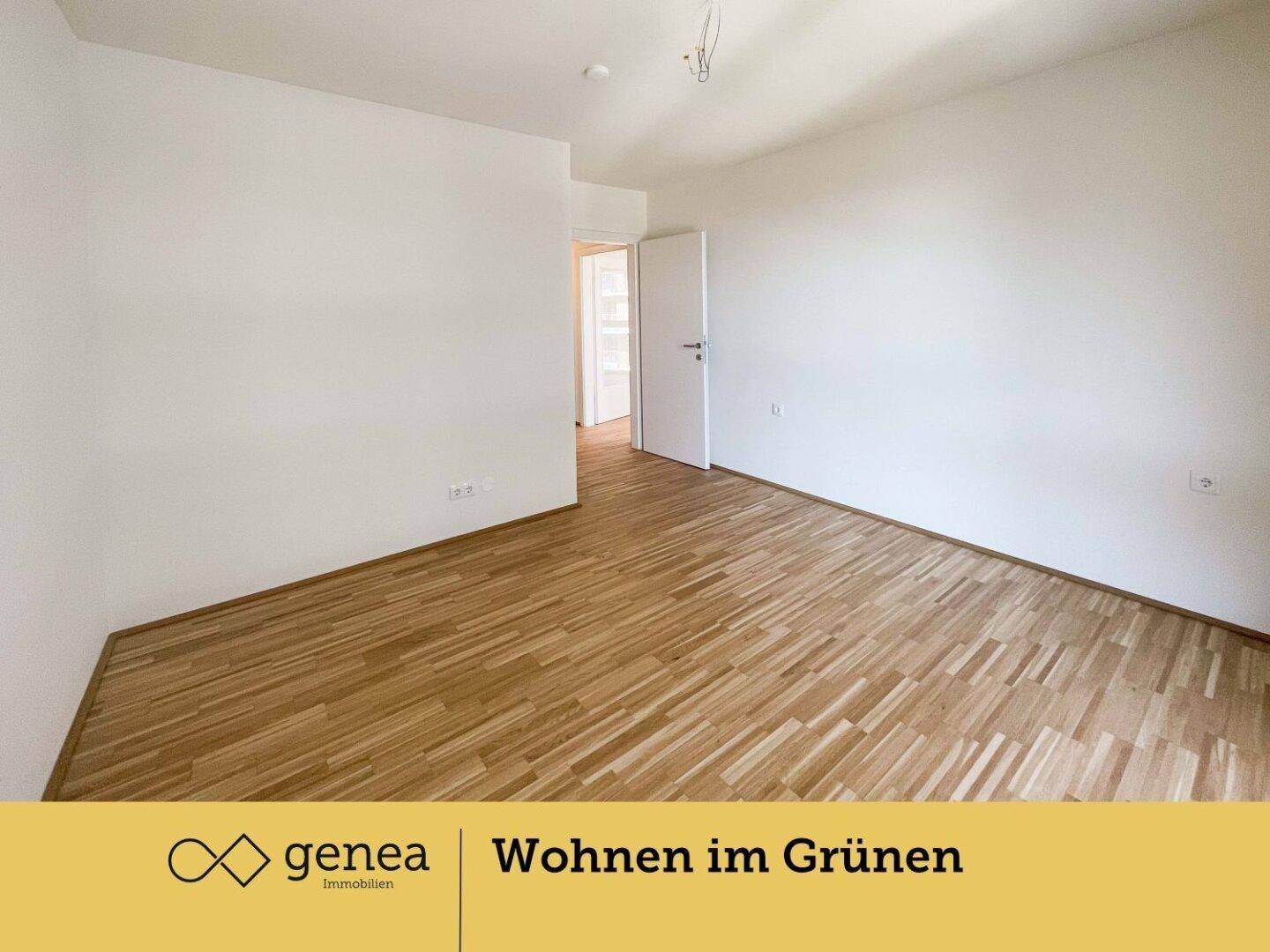 Helles Schlafzimmer mit Holzboden und Zugang zu einem weiteren Raum, ideal für flexible Nutzung.