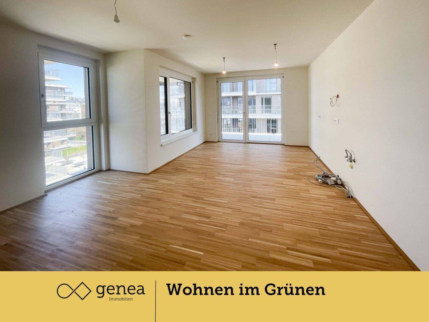 Geräumiger, unmöblierter Wohnbereich mit großen Fenstern und hellem Holzboden, bereit zur individuellen Gestaltung.
