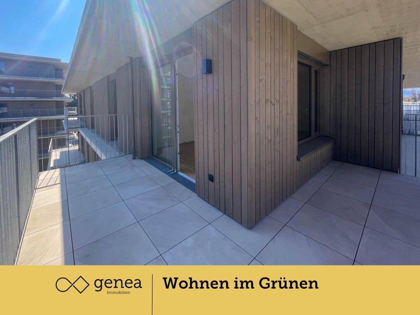 Geräumiger Balkon mit Fliesenboden und Holzverkleidung, ideal für entspannte Stunden im Freien.