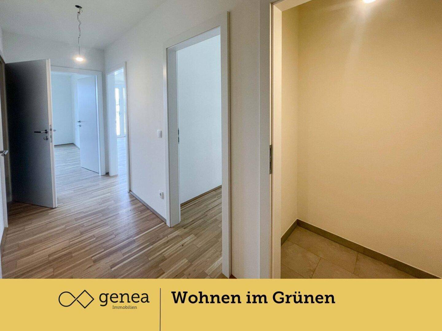 Flur mit Parkettboden und Zugang zu einem kleinen Abstellraum mit Fliesenboden.