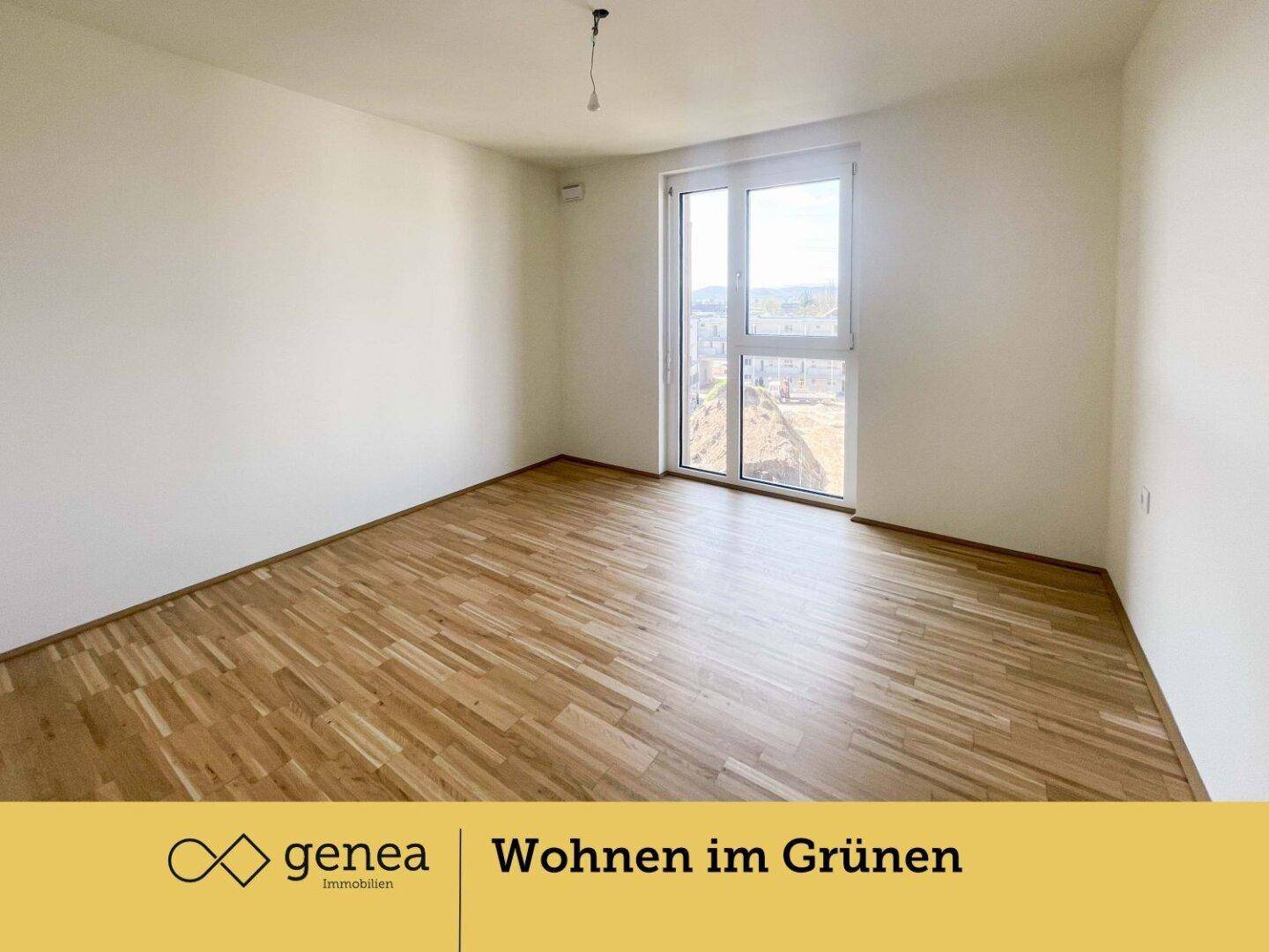 Geräumiges Schlafzimmer mit hellem Parkettboden und Zugang zu einem potenziellen Außenbereich.