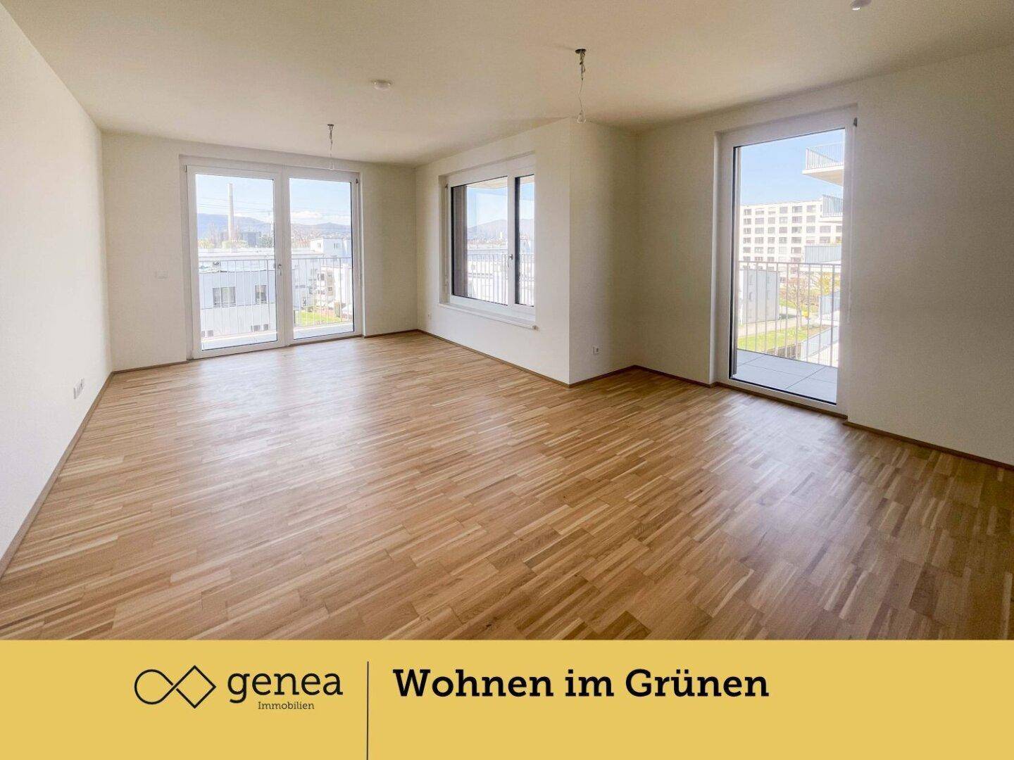 Heller, leerer Raum mit hellem Parkettboden, großen Fenstern und Zugang zu einem Außenbereich.