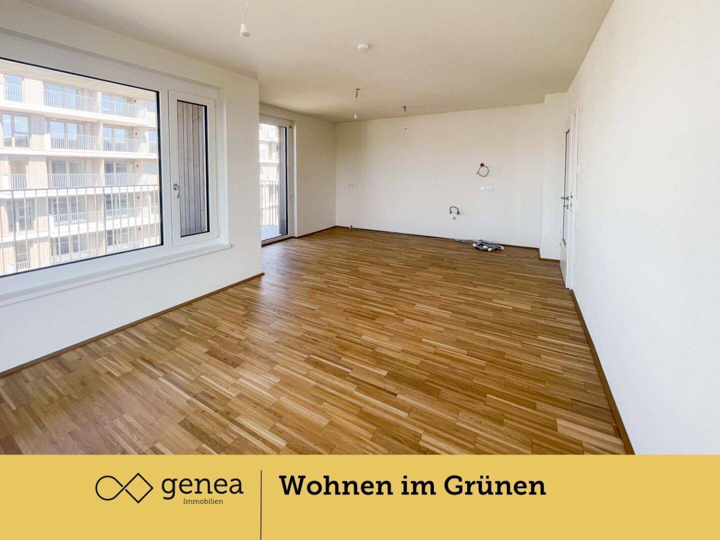 Heller Raum mit Parkettboden und großen Fenstern, vorbereitet für die Installation einer Küche.