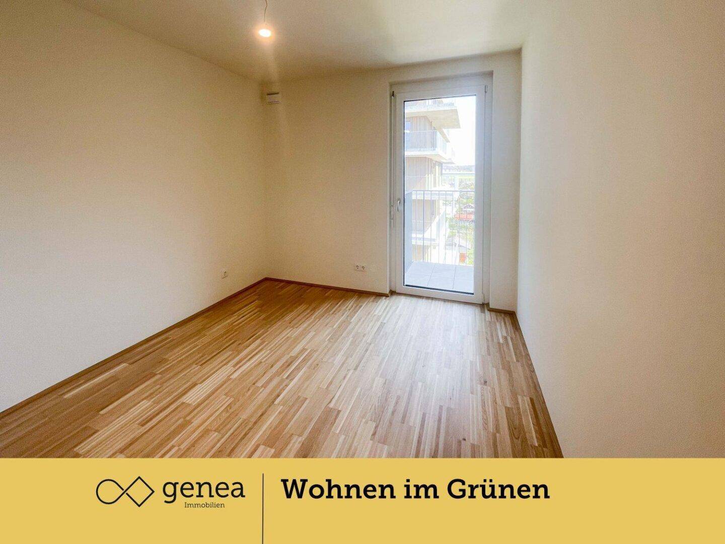 Geräumiges Schlafzimmer mit Holzboden und Zugang zum Balkon, ideal für Entspannung.