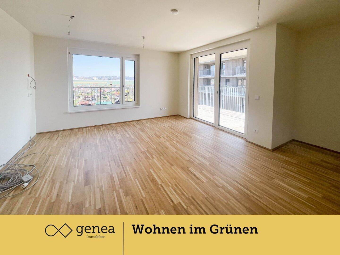 Heller Wohnbereich mit Holzboden und großen Fenstern, die viel Licht spenden und Ausblick bieten.