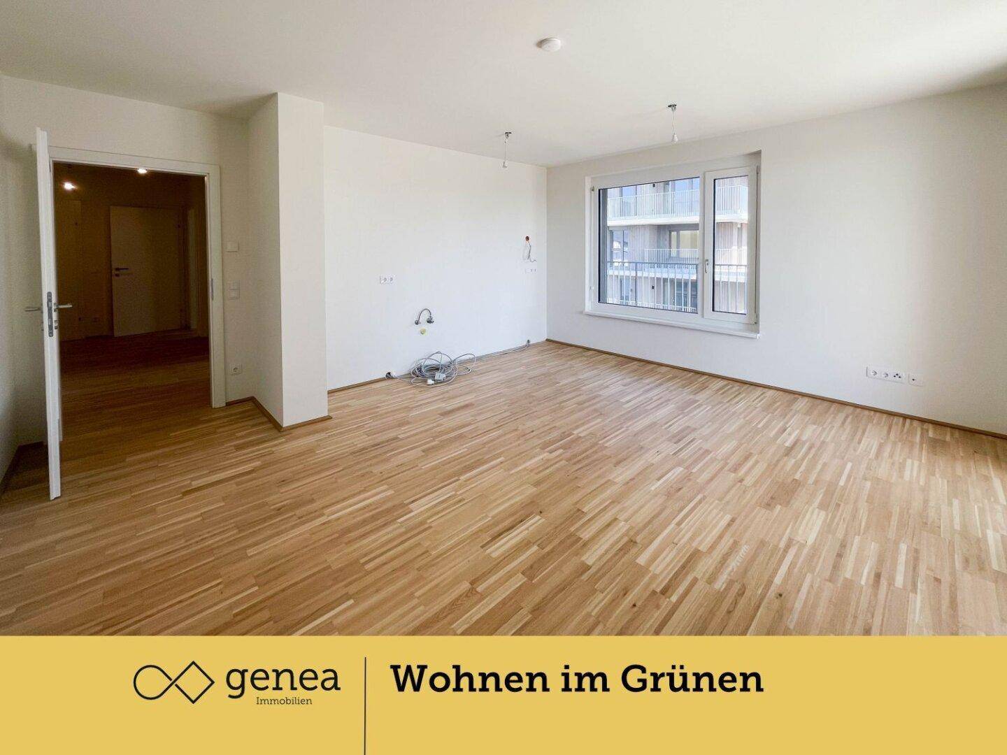 Großzügiger Wohnbereich mit Holzboden und weitem Blick, bereit für individuelle Gestaltung.