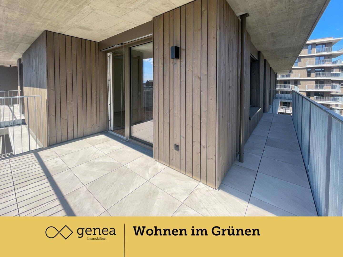 Langer Balkon mit Fliesenboden und Holzverkleidung, bietet einen schönen Außenbereich.