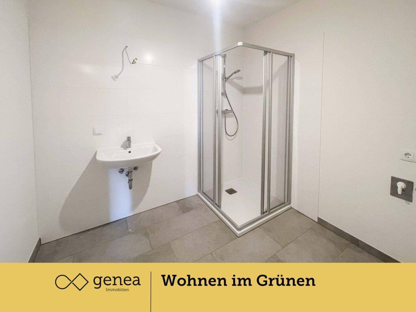 Modernes Badezimmer mit Duschkabine, Waschbecken und hellen Fliesen.