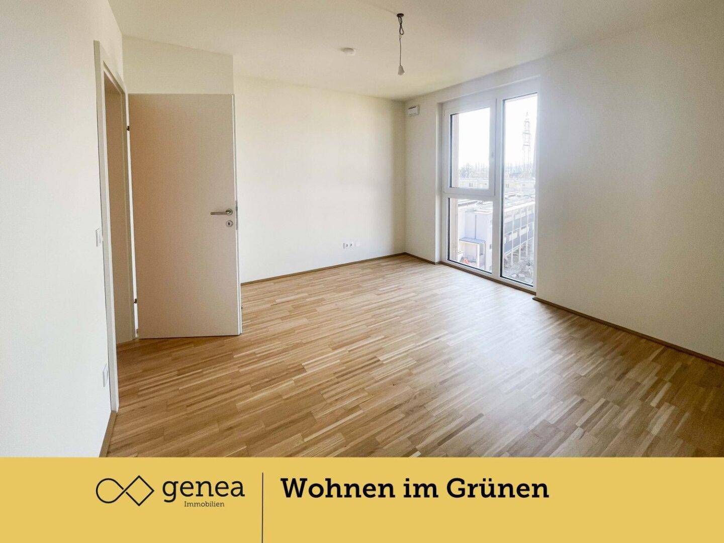 Helles Schlafzimmer mit Parkettboden und Zugang zu einem Balkon oder einer Terrasse.