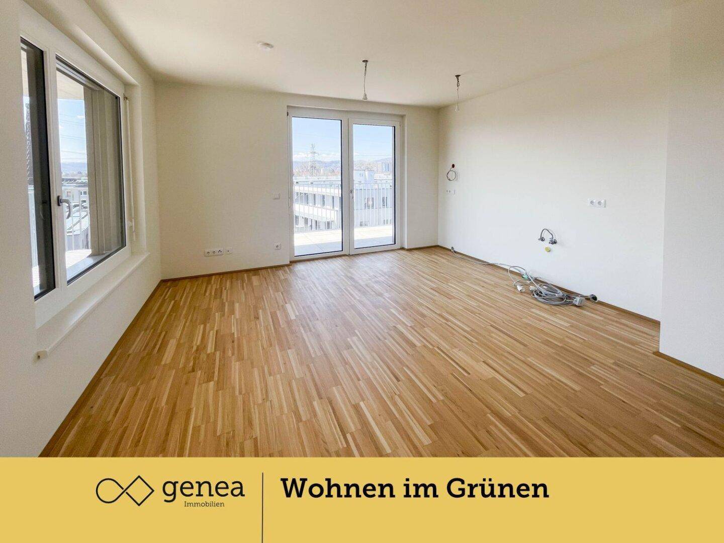 Großer, heller Wohnbereich mit Parkettboden und vielen Fenstern für viel Tageslicht.