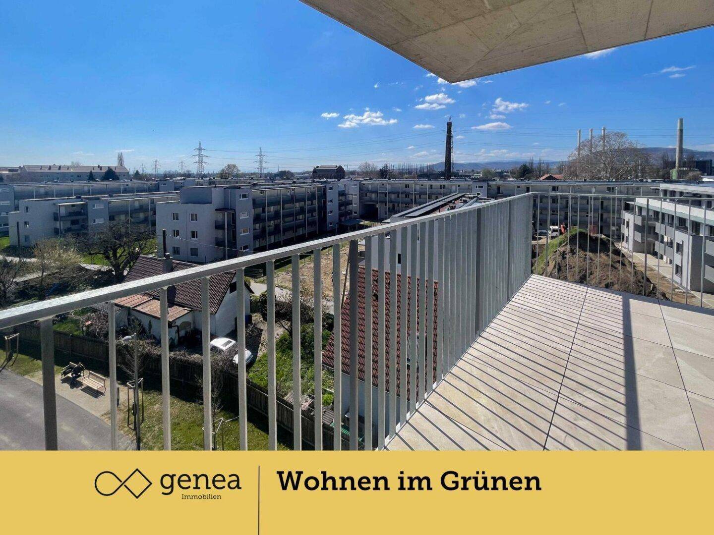 Balkon mit Fliesenboden und weitem Blick über die umliegende Wohngegend.