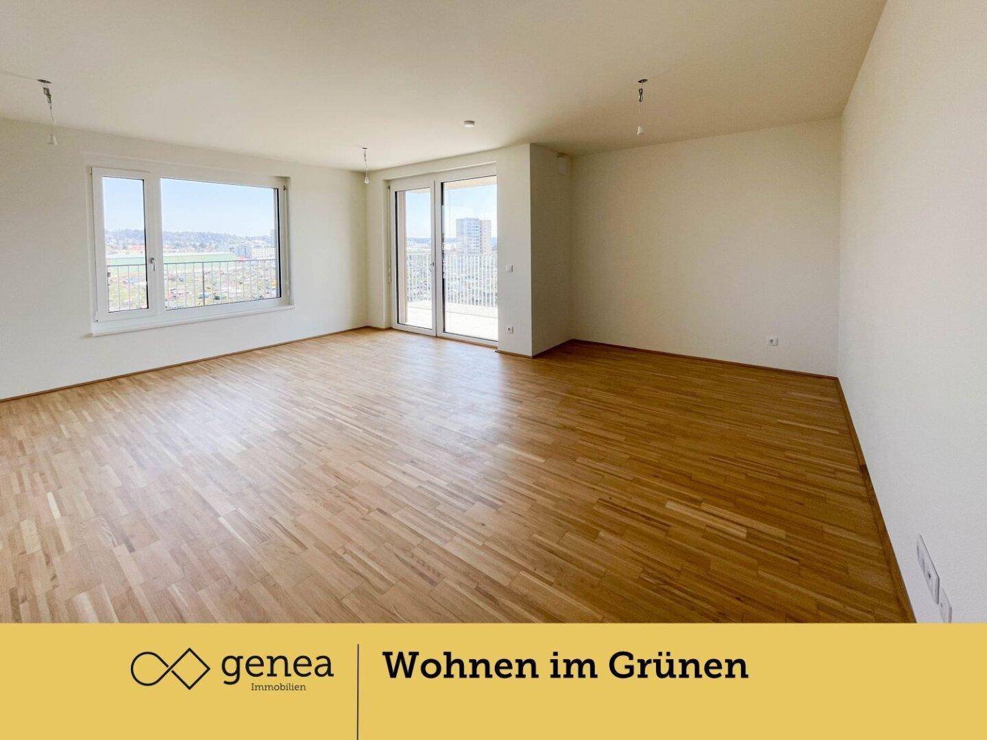 Geräumiges Wohnzimmer mit Holzparkettboden, großen Fenstern und Balkonzugang.