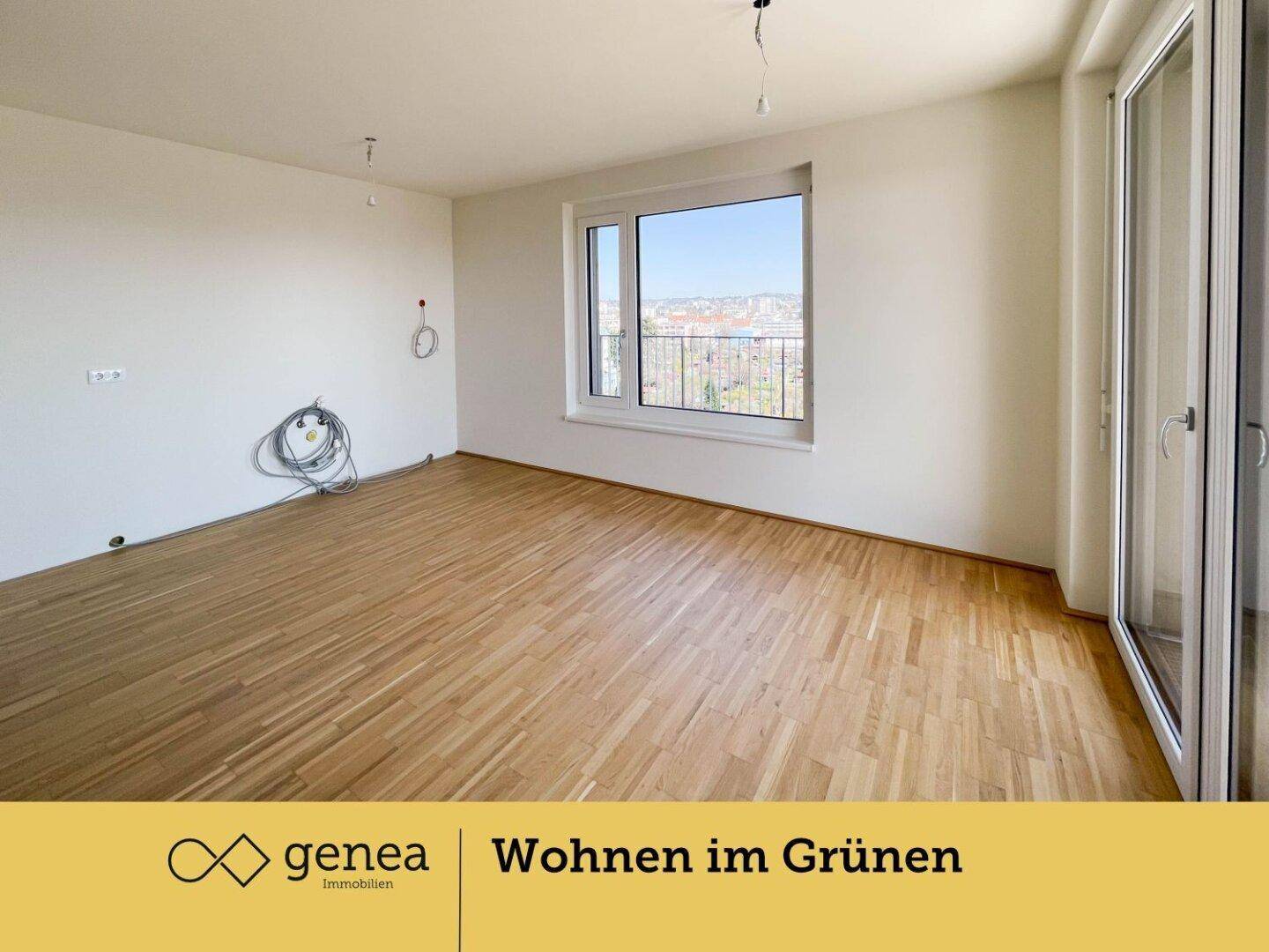 Helles Wohnzimmer mit Holzparkettboden und weitem Blick aus dem Fenster.