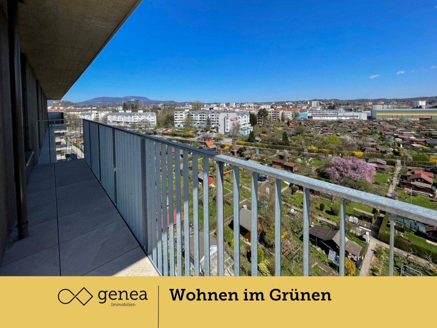 Balkon mit Fliesenboden und weitem Blick über die grüne Umgebung und die Stadt.
