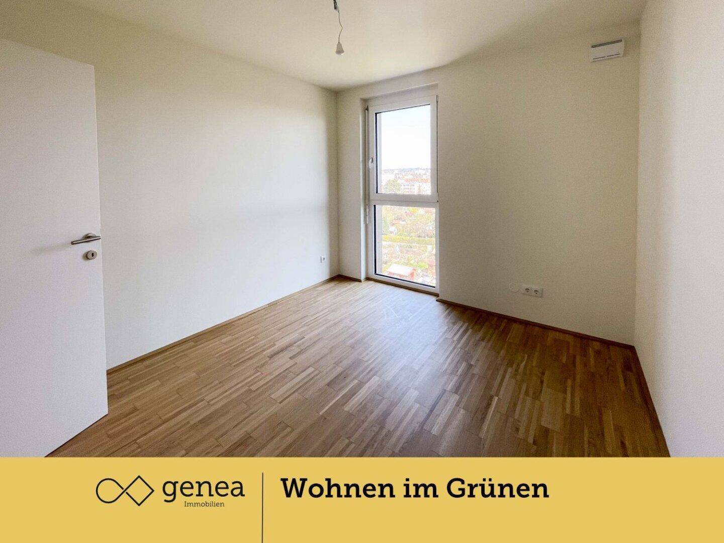 Helles Schlafzimmer mit Holzparkettboden und großem Fenster mit Ausblick.