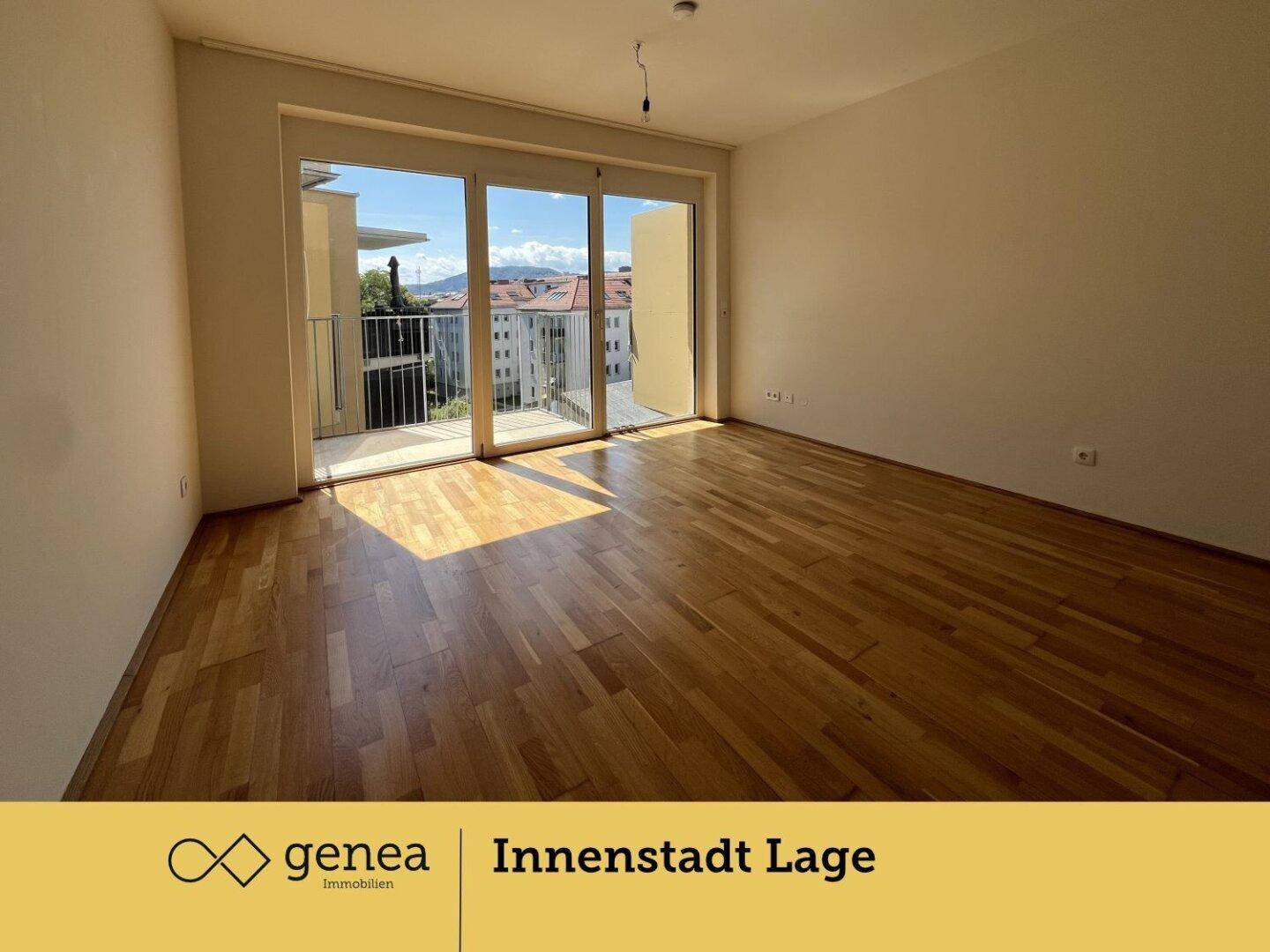 Heller Wohnbereich mit Holzboden und Zugang zum Balkon, der einen weiten Blick bietet.