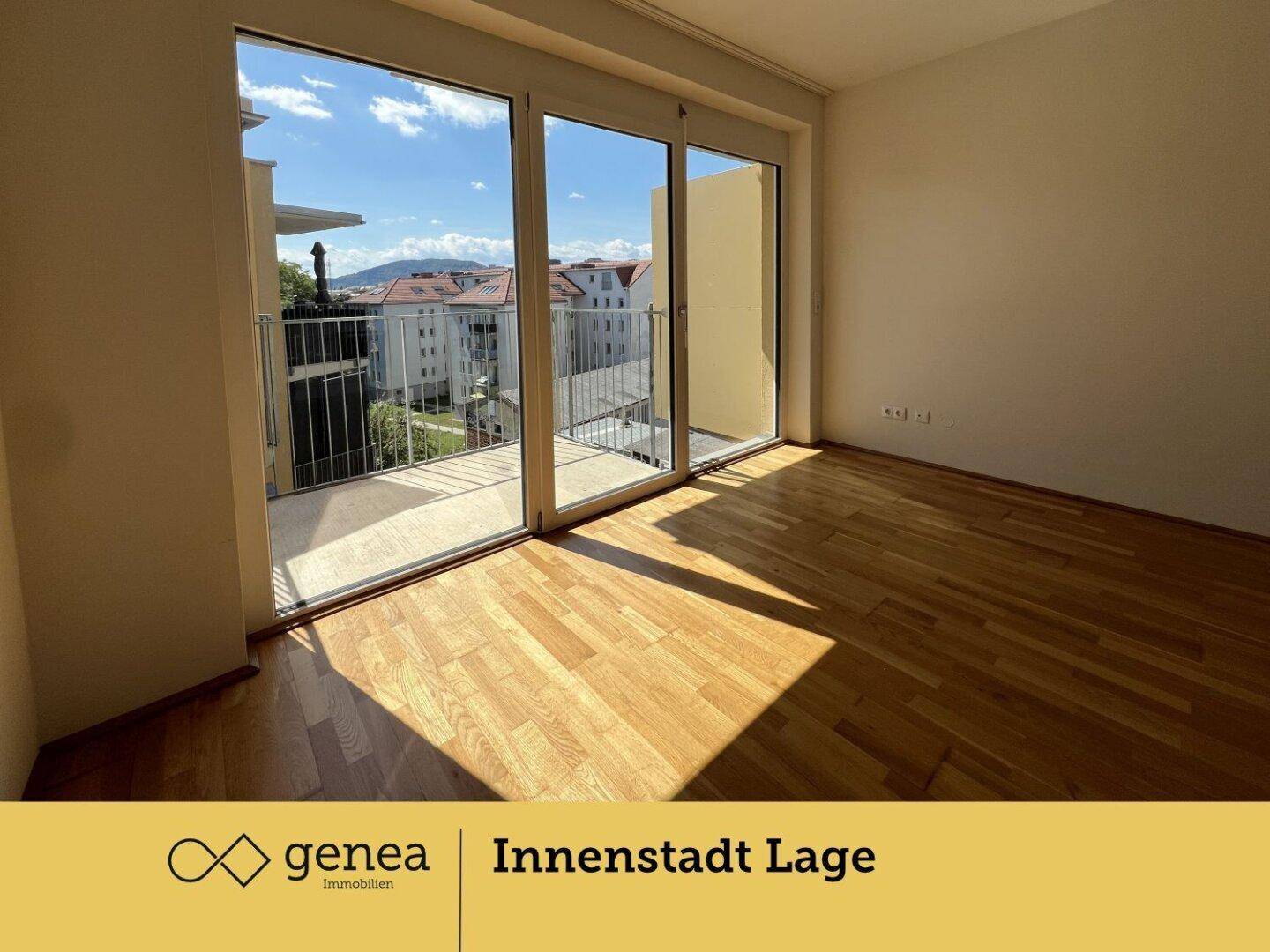 Lichtdurchfluteter Wohnbereich mit Holzboden und großem Fenster zum Balkon mit Aussicht.