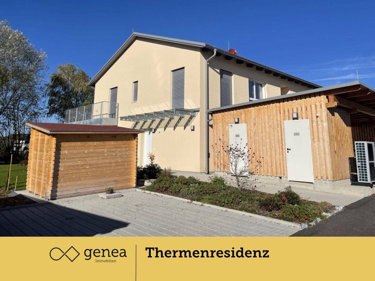 Neubau mit Gartenhaus, Carports und Abstellräumen, umgeben von gepflegter Außenanlage.