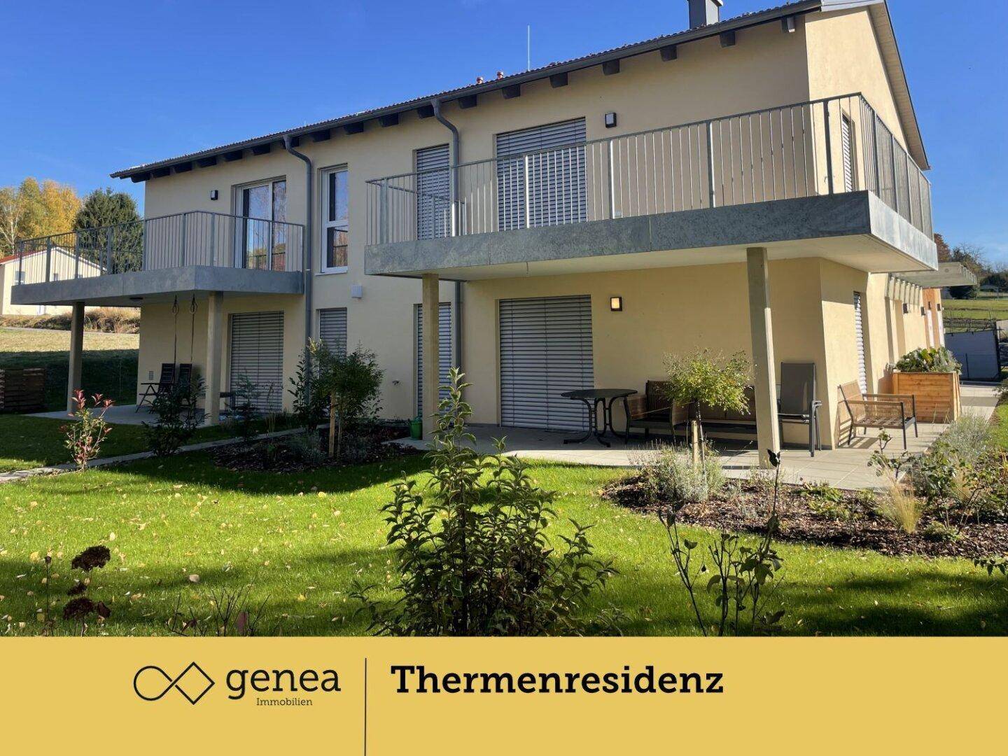 Rückseite der Doppelhaushälfte mit großem Garten, Balkonen und Sitzgelegenheiten.