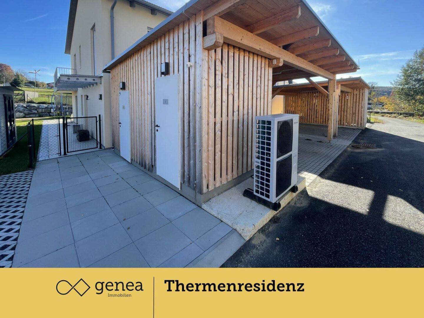 Carports und Abstellräume mit Wärmepumpe neben der modernen Doppelhaushälfte.