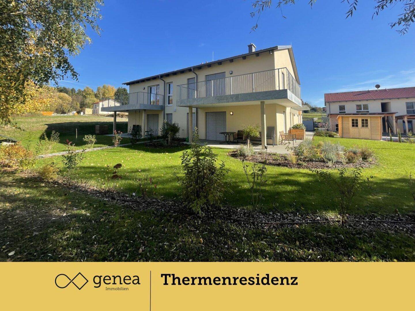 Mehrfamilienhaus mit sonnigen Balkonen und Terrassen, umgeben von einem gepflegten Rasen.