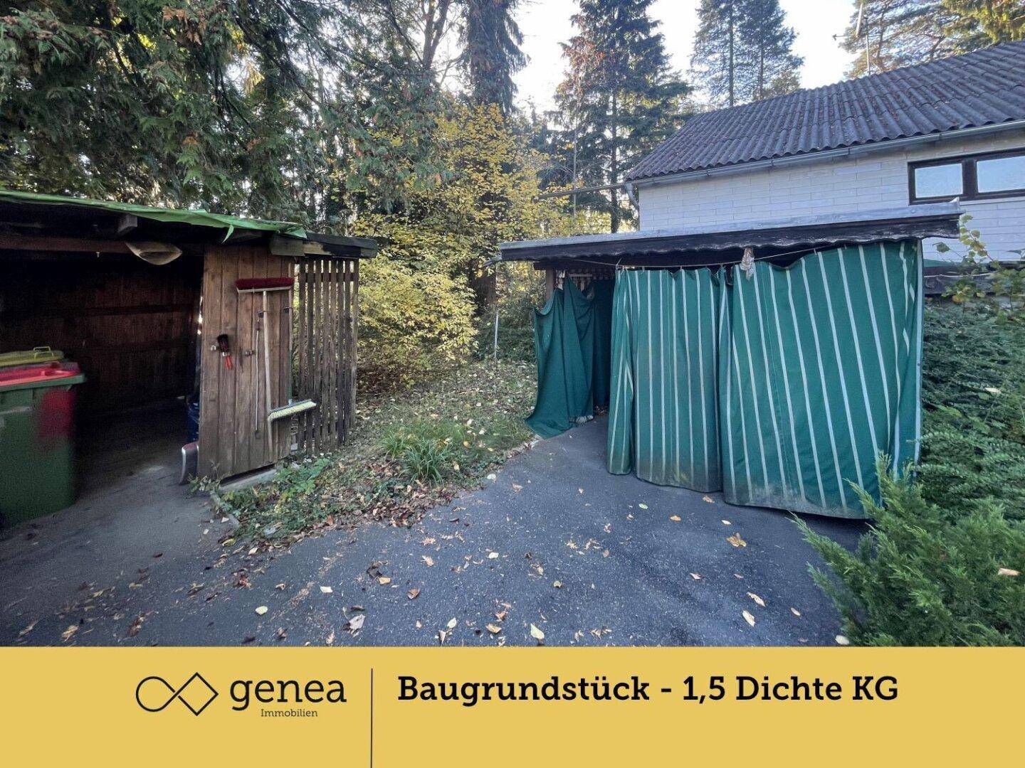 Ein Holzschuppen und ein überdachter Bereich, möglicherweise ein Carport, neben dem Haus gelegen.