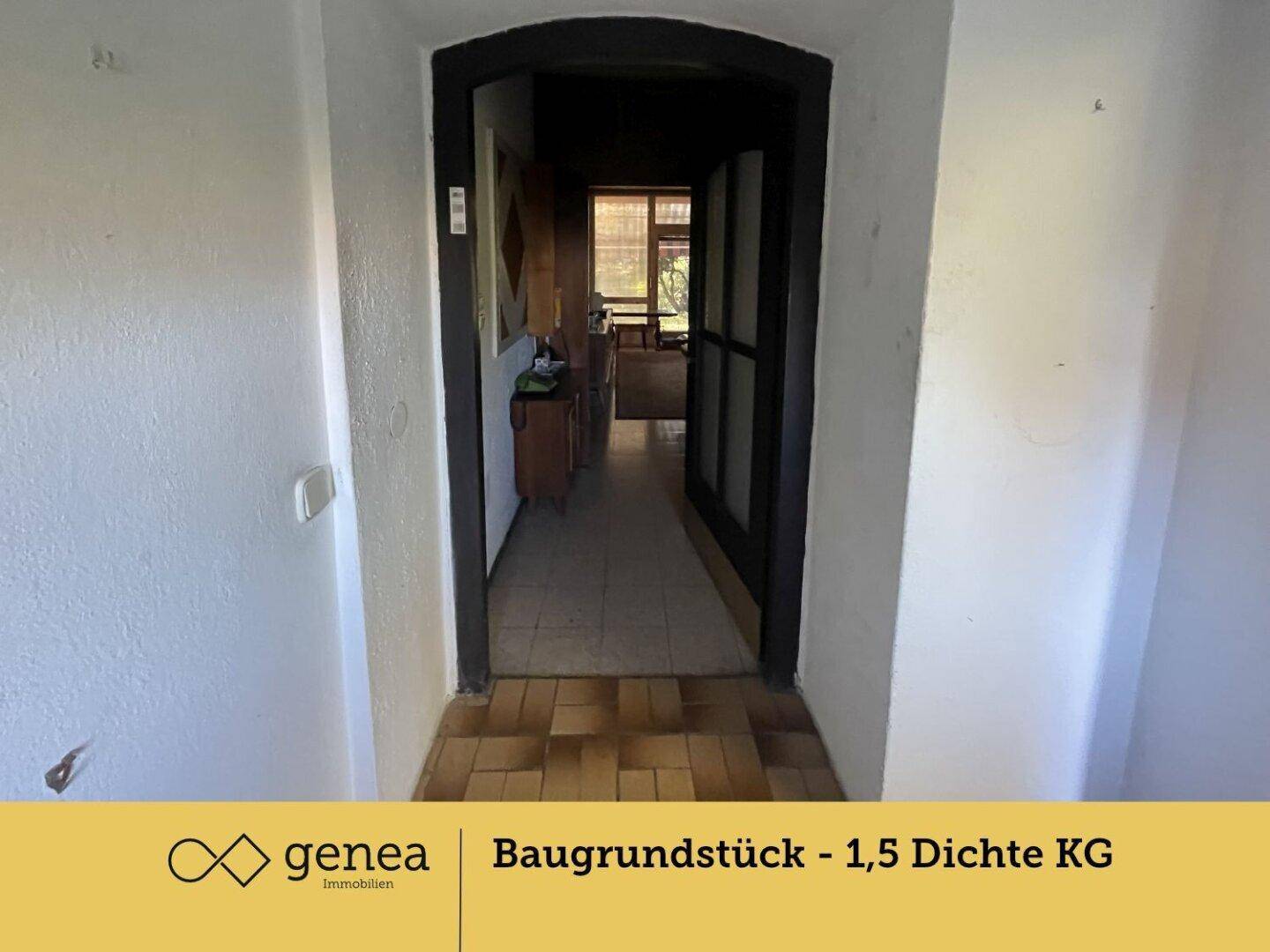 Schmaler Flur mit gefliestem Boden und einem Durchgang zu weiteren Räumen im Haus.