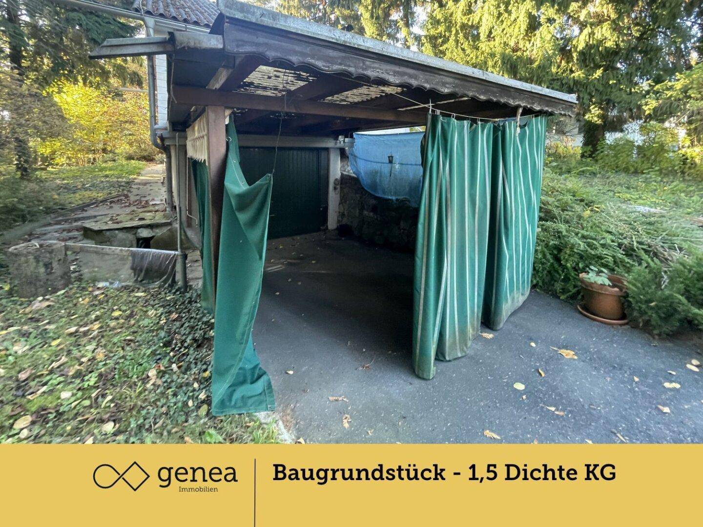 Überdachter Bereich, der als Carport dienen könnte, mit grünen Vorhängen und Zugang zum Haus.
