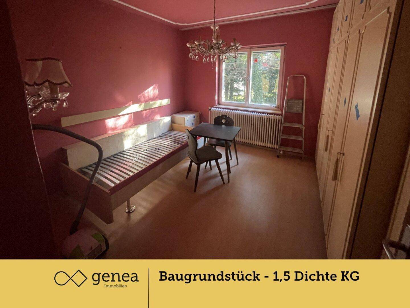 Schlafzimmer mit roten Wänden, einem Einzelbett und einem großen Kleiderschrank, der viel Stauraum bietet.