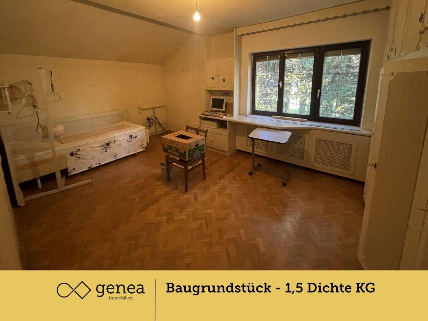 Helles Zimmer mit Fischgrätparkett, einem Fenster und einem Schreibtischbereich, ideal als Schlaf- oder Arbeitszimmer.