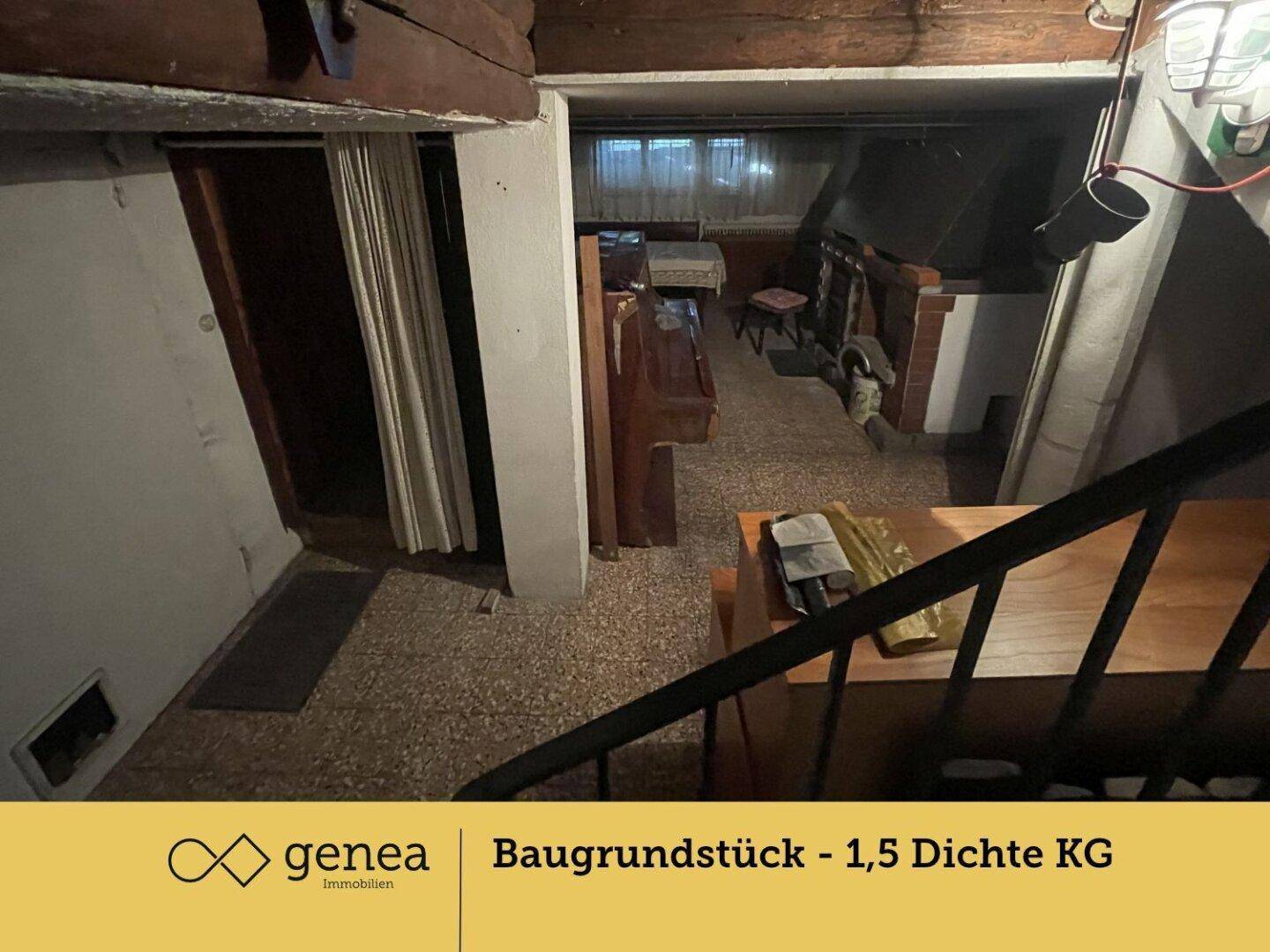Rustikaler Kellerraum mit Holzbalken, Fliesenboden und eingebautem Kaminbereich.