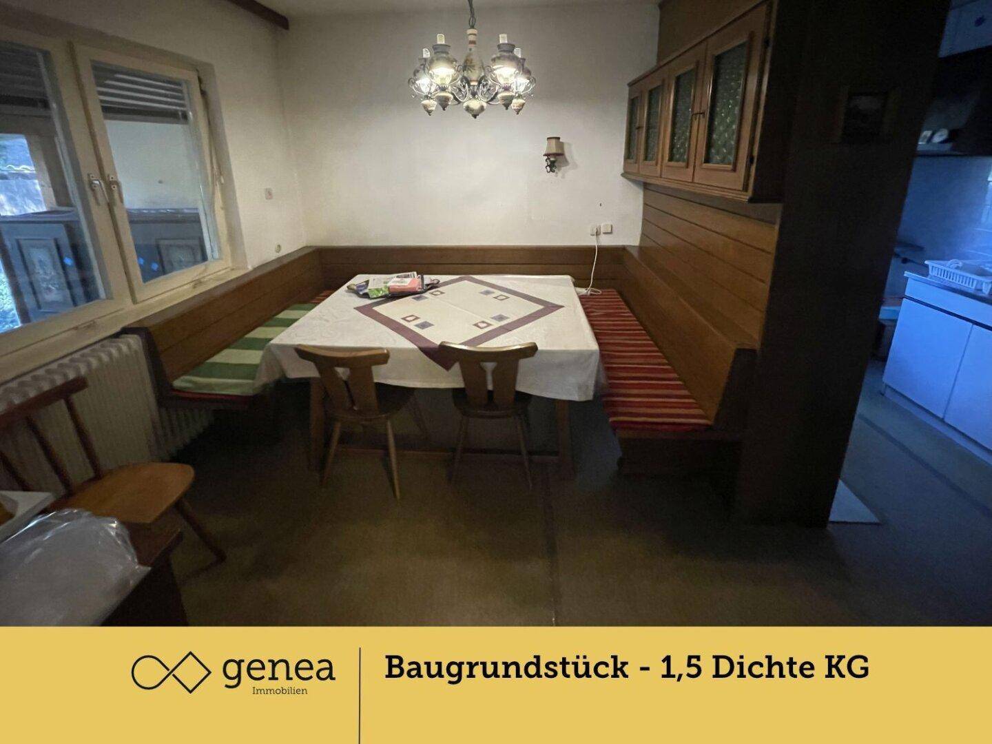 Traditioneller Essbereich mit eingebauter Sitzbank, Holztäfelung und einem Esstisch, ideal für Familienmahlzeiten.