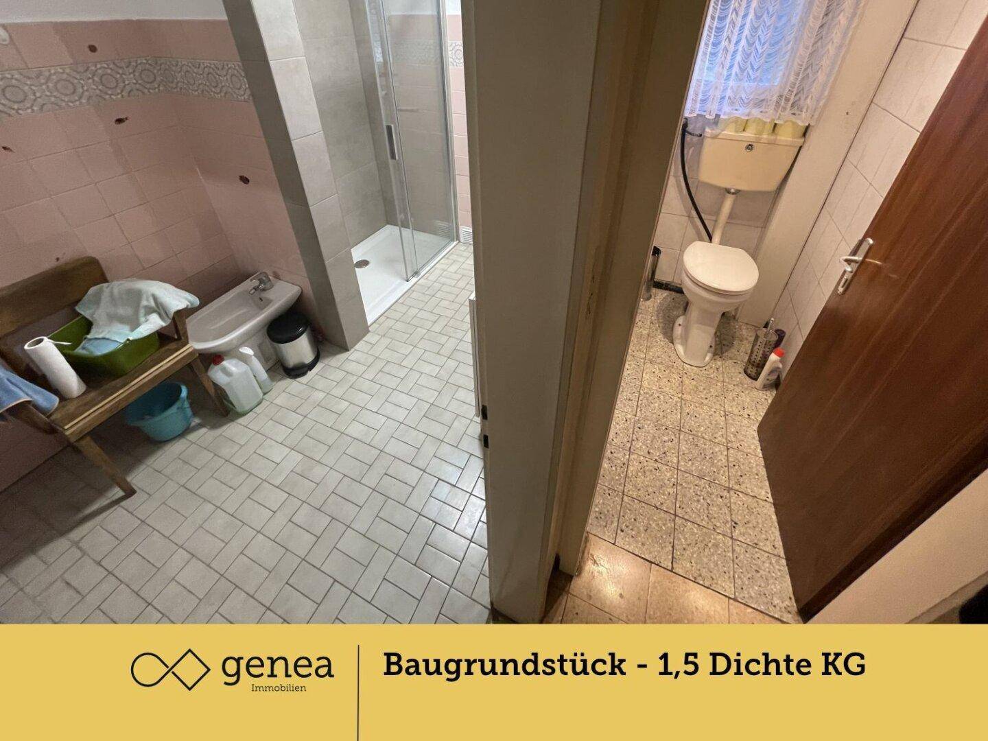 Badezimmer mit Dusche, Toilette und Bidet, ausgestattet mit rosa Fliesen und einem Fenster.