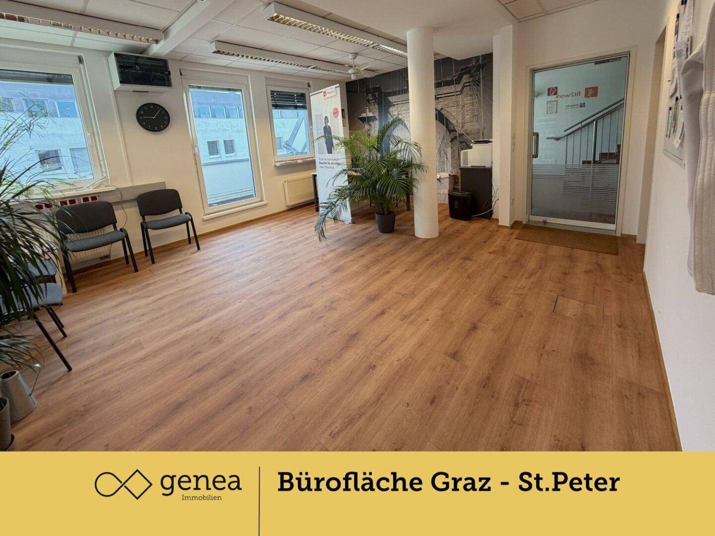 Geräumiger Bürobereich mit Laminatboden, Säule und Eingangstür, ideal für Empfang oder Großraumbüro.