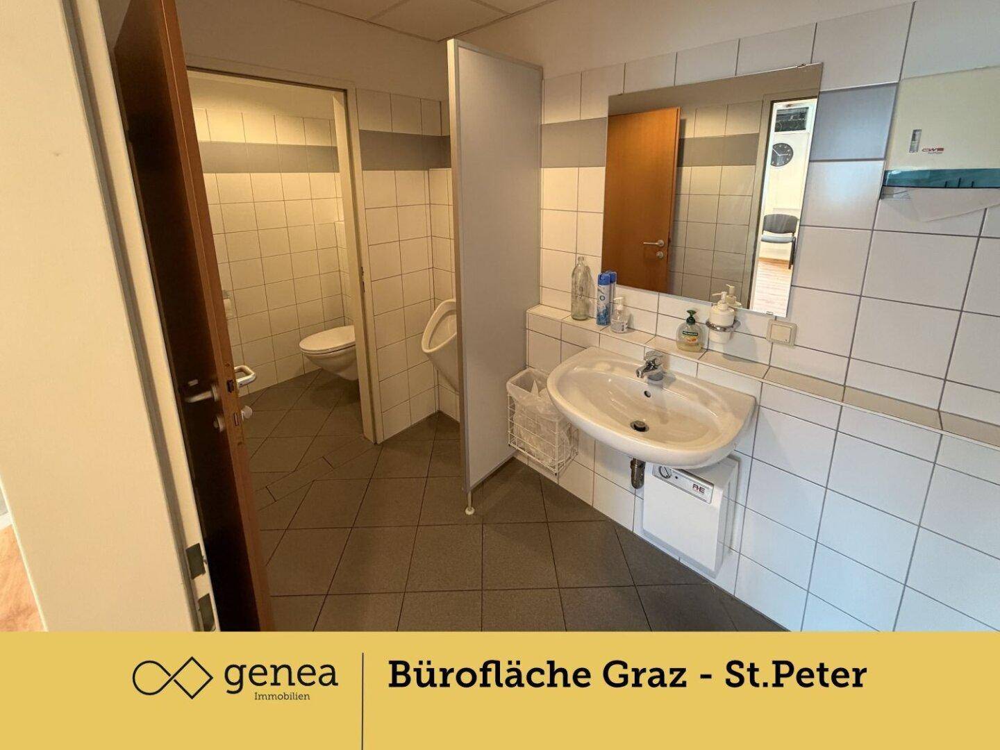 Sanitärraum mit Waschbecken, Spiegel, Toilette und Urinal, alles in sauberem und funktionalem Zustand.