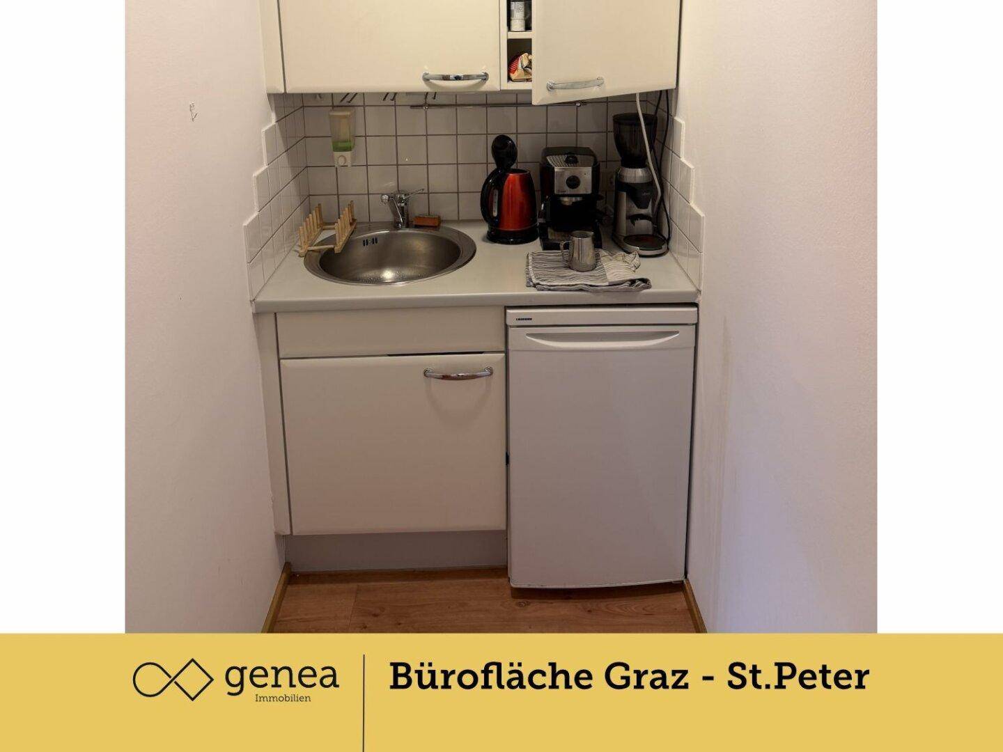 Kleine Küchenzeile mit Spüle, Kühlschrank und Oberschränken, praktisch für Pausen im Büro.