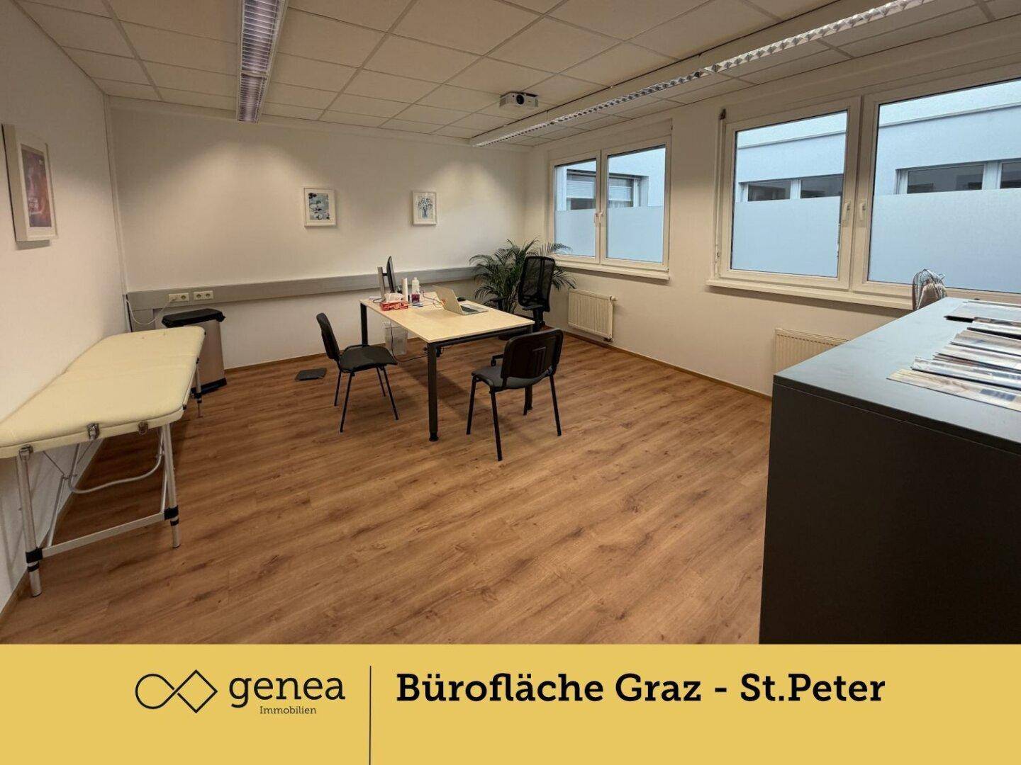 Geräumiger Büroraum mit mehreren Fenstern, Schreibtisch und einer Behandlungsliege, vielseitig nutzbar.