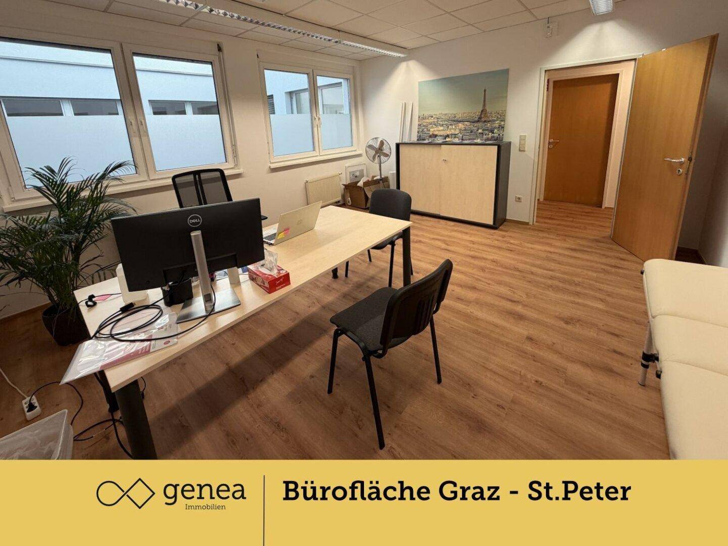 Büroraum mit Schreibtisch, Computer und Ventilator, bietet eine funktionale Arbeitsumgebung.