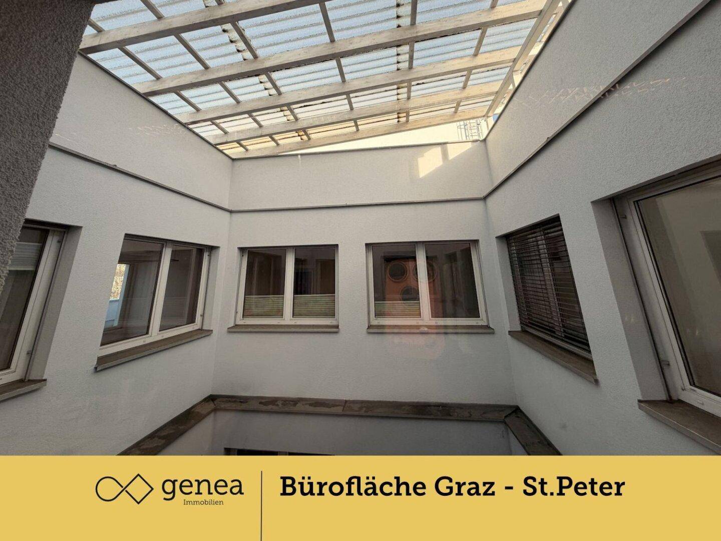 Innenhof mit Glasdach, der Tageslicht in die umliegenden Büroräume bringt und eine offene Atmosphäre schafft.