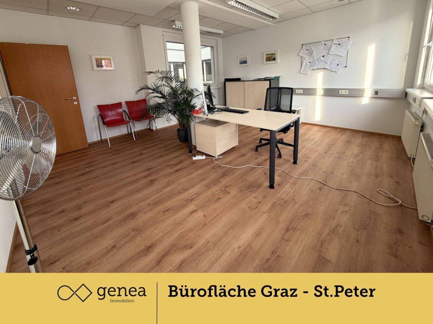 Geräumiger Büroraum mit Schreibtisch, Bürostuhl und Ventilator, ideal für konzentriertes Arbeiten.
