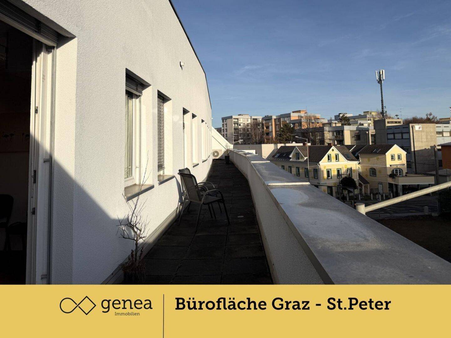 Langer Balkon mit Sitzgelegenheiten und Blick auf die umliegende Stadtlandschaft, ideal für Pausen.