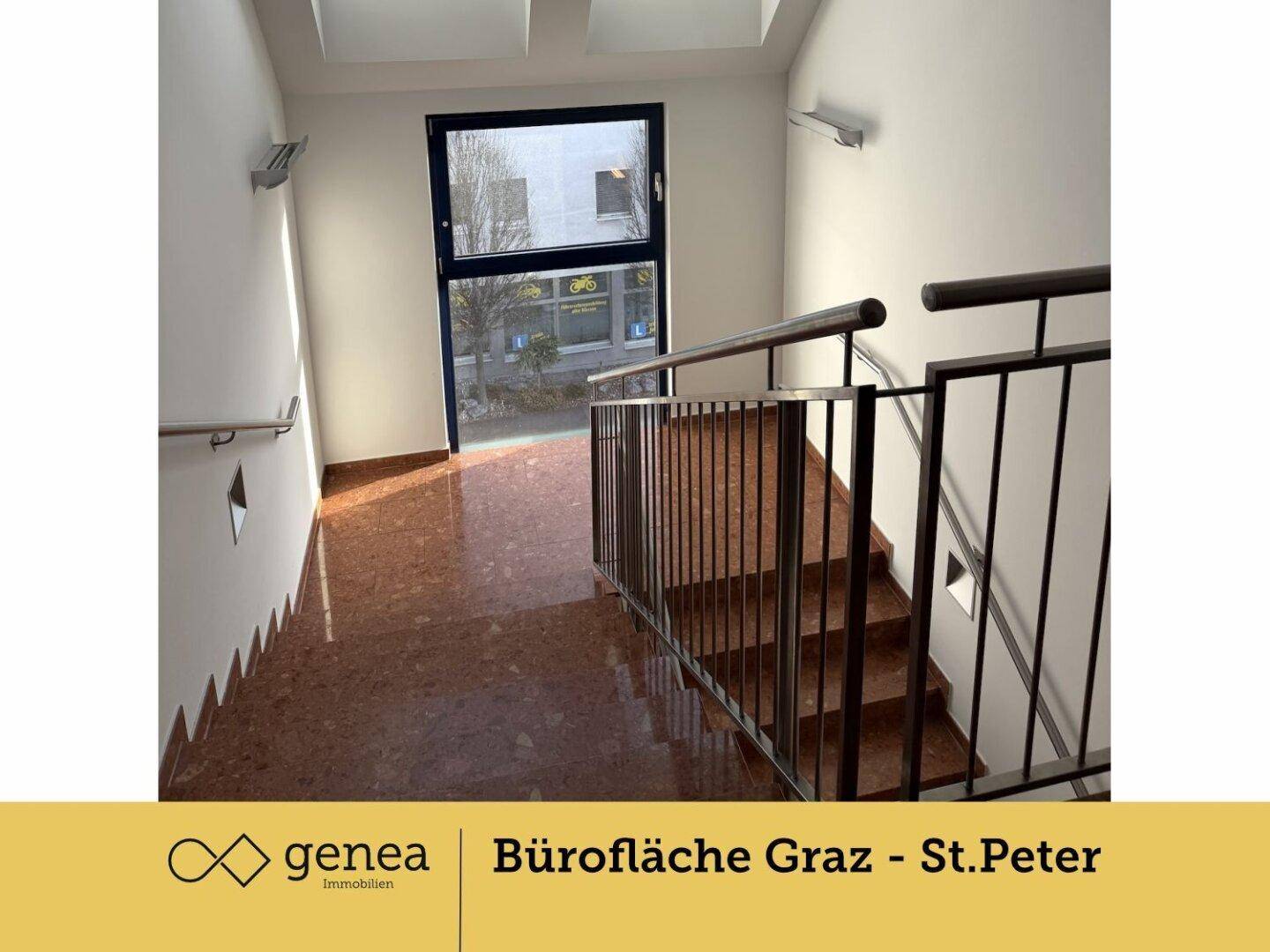 Treppenhaus mit Granitstufen und Metallgeländer, gut beleuchtet durch ein großes Fenster.