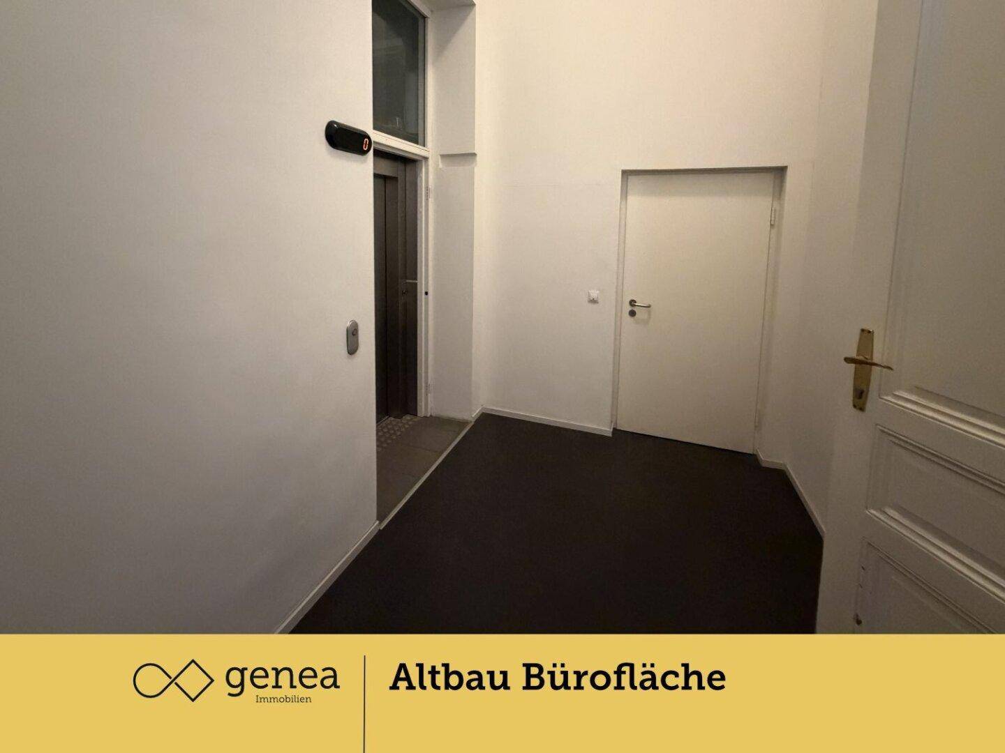 Moderner Flur mit Zugang zu einem Aufzug und weiteren Türen, hell und funktional gestaltet.