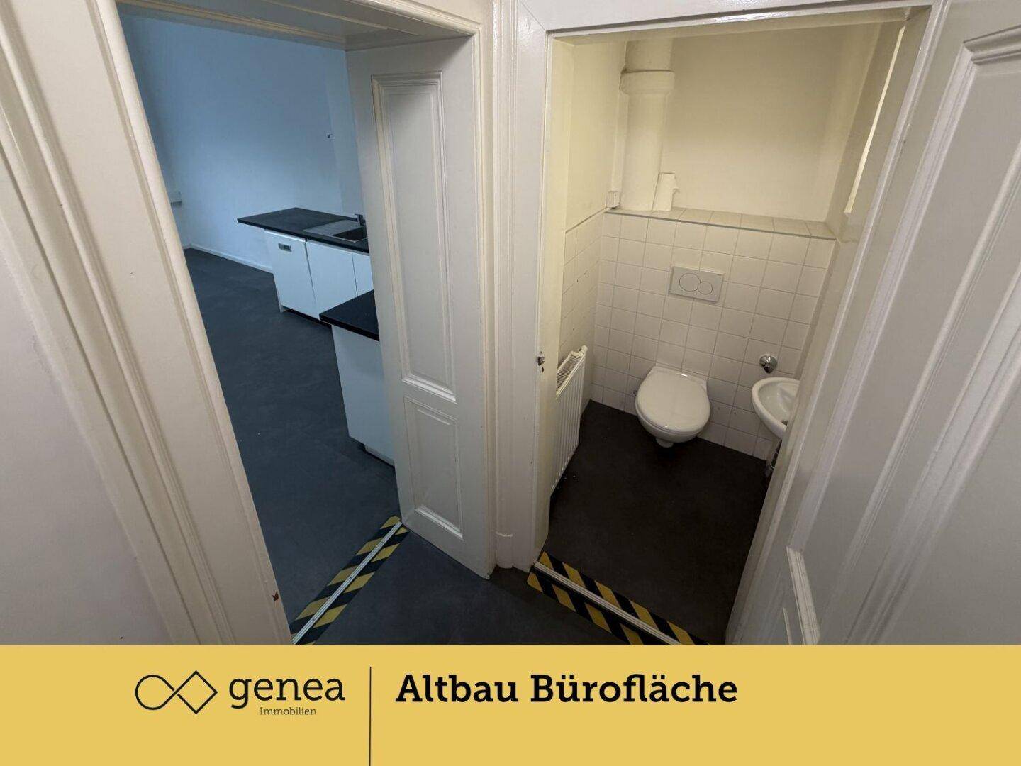 Kompakter Toilettenraum mit WC, Waschbecken und gefliesten Wänden.