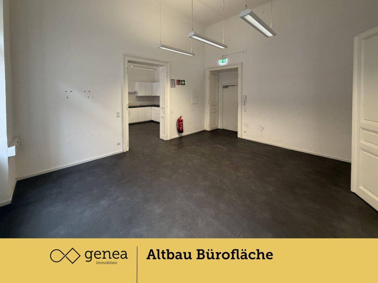 Bürofläche mit Zugang zu einem weiteren Raum, ausgestattet mit funktionaler Beleuchtung.
