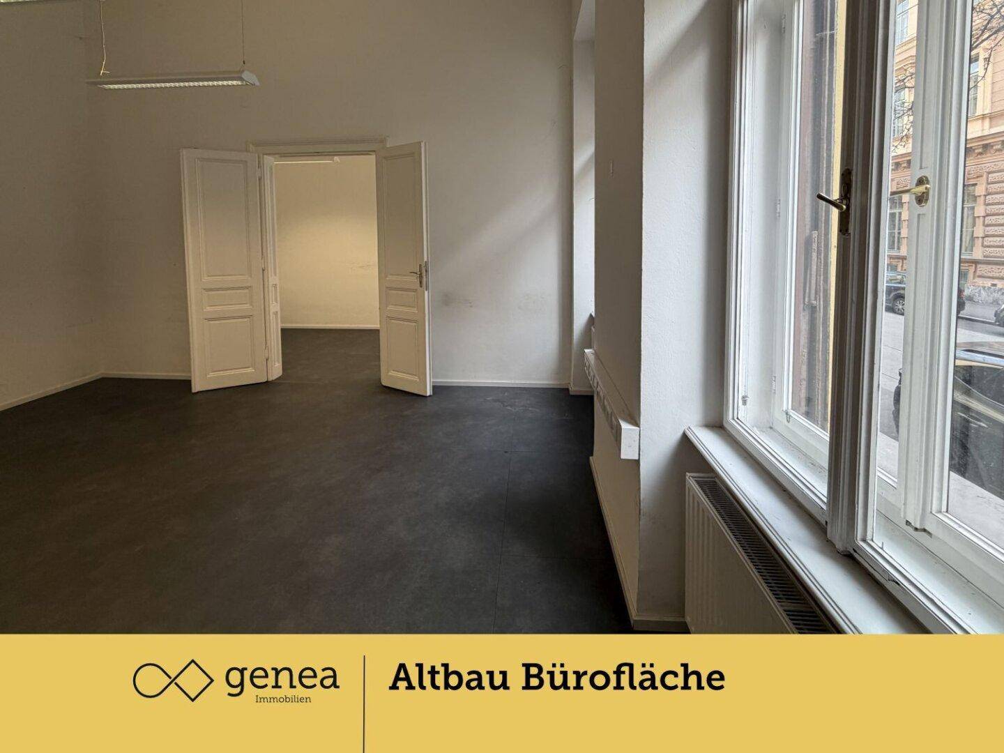 Helles Büro mit Blick nach draußen durch große Fenster und schlichtem Interieur.
