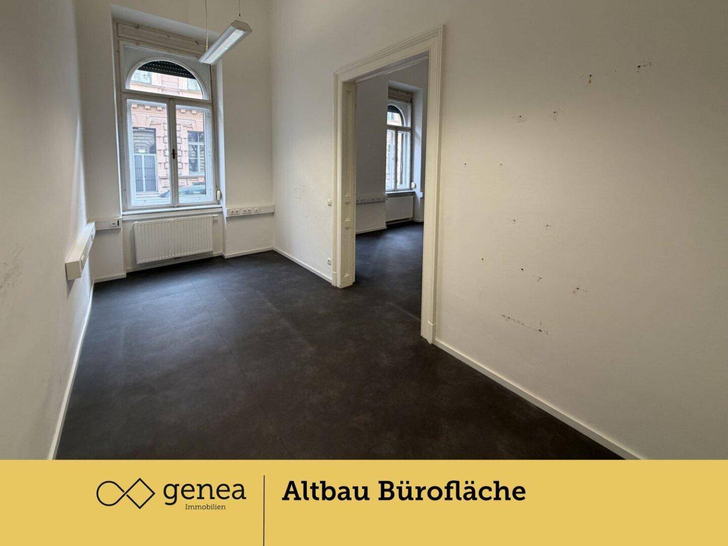 Heller Büroraum mit großen Fenstern und schlichten weißen Wänden, ideal für verschiedene Nutzungen.
