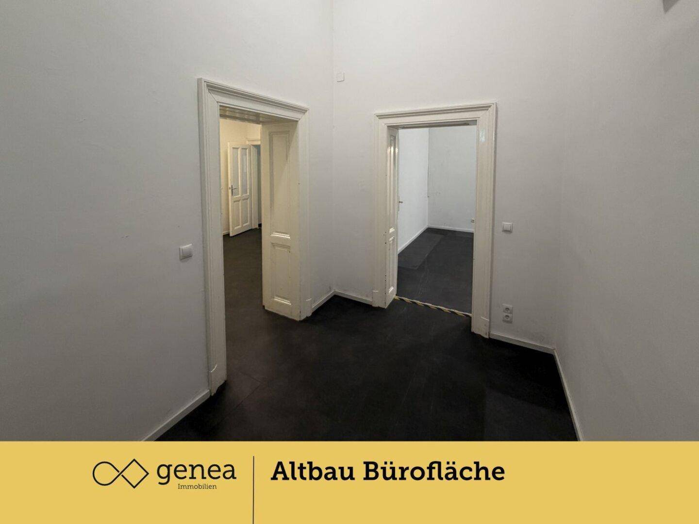 Geräumiger Büroraum mit dunklem Boden und weißen Wänden, bereit zur Einrichtung.