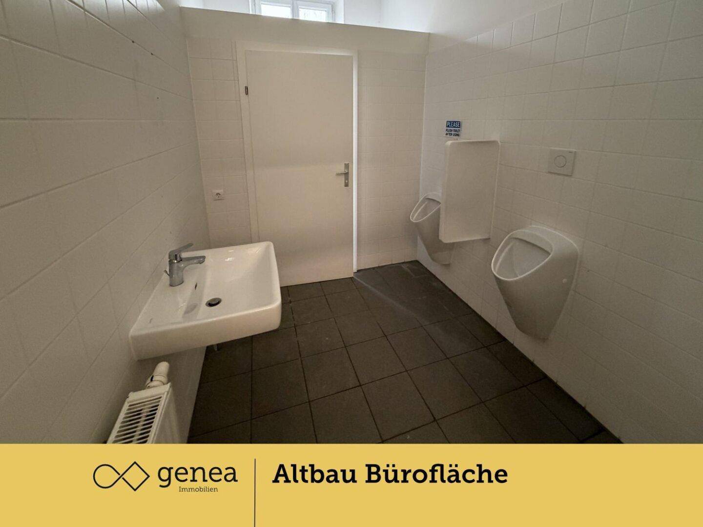Herren-WC mit zwei Urinalen, Waschbecken und Fliesenboden.