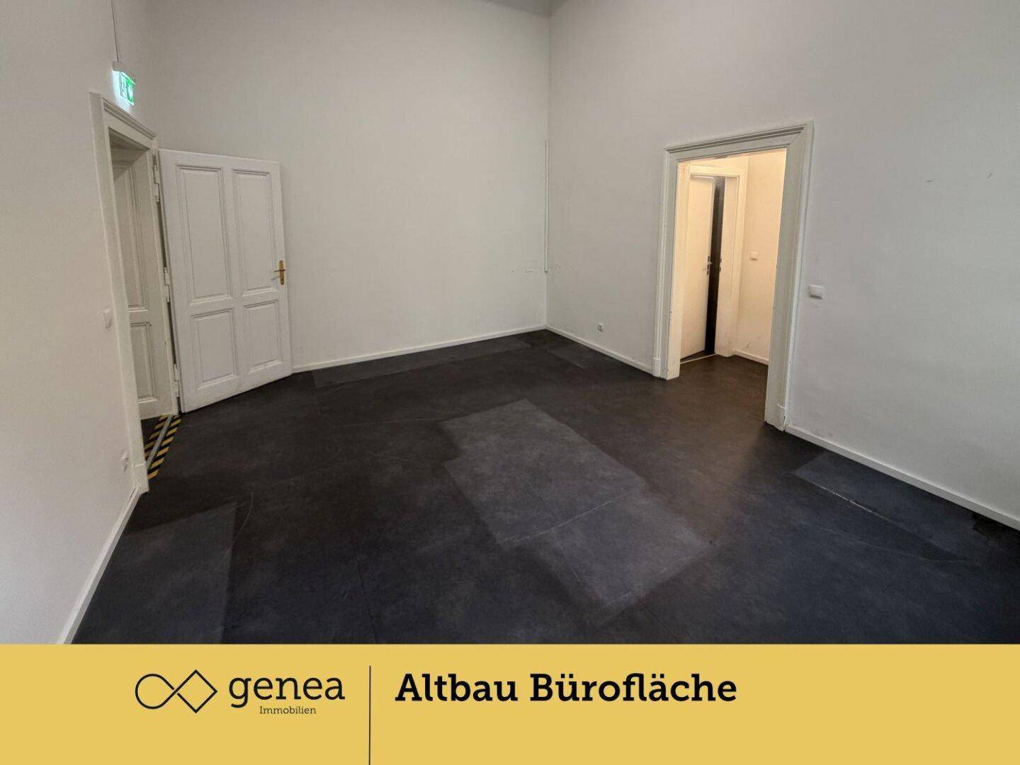 Heller Büroraum mit mehreren Türen und dunklem Bodenbelag, bietet flexible Gestaltungsmöglichkeiten.